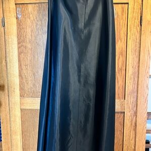 JS collection 16 Full lenght skirt great formal wear Lined, acetate material